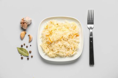 Lezzetli lahana turşulu tabak ve beyaz arka planda malzemeler.