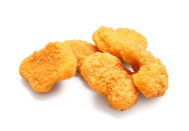 Beyaz arka planda lezzetli nuggetlar