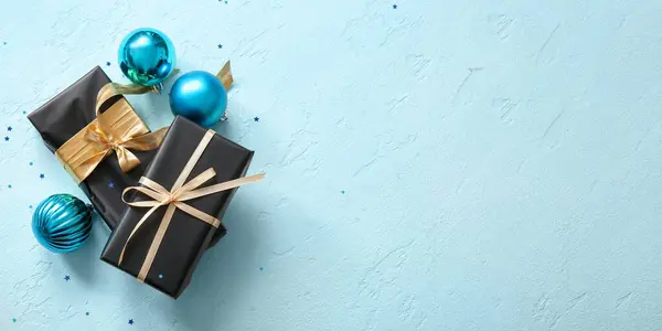 Cajas Regalo Navidad Adornos Sobre Fondo Azul Claro Con Espacio —  Fotos de Stock