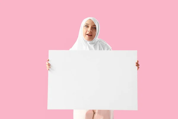 Ältere Muslimin Mit Leerem Poster Auf Rosa Hintergrund — Stockfoto