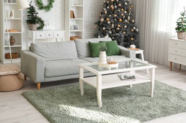 Noel için dekore edilmiş hafif oturma odasının şık bir iç mekanı.