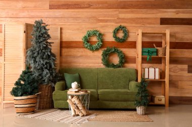 Noel için dekore edilmiş modern oturma odasının şık iç mimarisi.