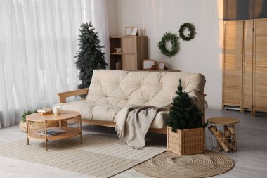 Rahat kanepe ve ökseotu çelenkleriyle modern oturma odasının şık bir iç mekanı.