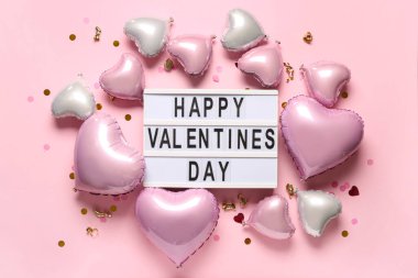Yazılı pano Mutlu VALENTINE Günü ve pembe arka planda kalp şeklinde balonlar