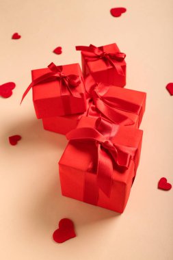 Bej arka planda hediye kutuları ve kalpler. Sevgililer Günü kutlaması