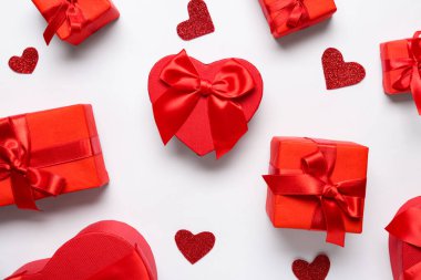 Beyaz arka planda hediye kutuları ve kalpler. Sevgililer Günü kutlaması