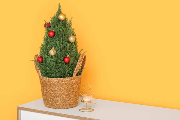 Dresser Christmas Tree Basket Candle Orange Wall — Stock Photo, Image