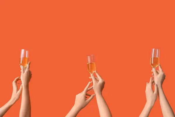 Vrouwelijke Handen Met Glazen Champagne Oranje Achtergrond — Stockfoto