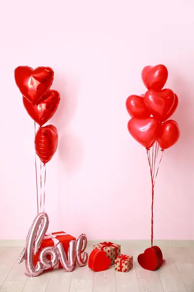 Воздушные Шары Форме Сердца Подарочные Коробки Возле Розовой Стены Празднование — стоковое фото