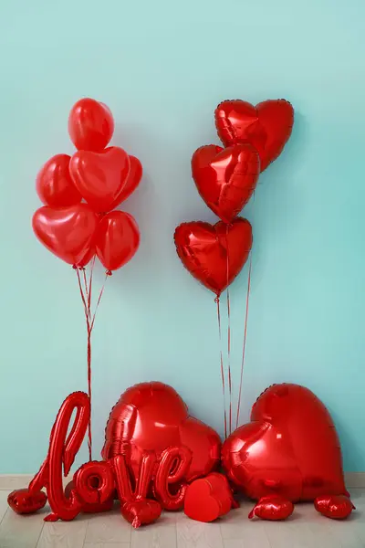 Повітряні Кульки Формі Серця Подарункові Коробки Біля Синьої Стіни Святкування — стокове фото