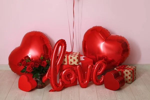 Воздушные Шары Форме Слова Любовь Подарочными Коробками Букетом Красных Роз — стоковое фото