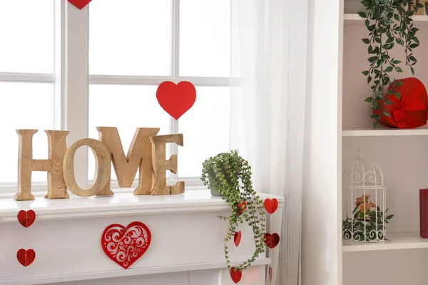Mantelpiece Dekoracyjnym Słowem Home Serca Walentynki Uroczystości Pobliżu Okna — Zdjęcie stockowe
