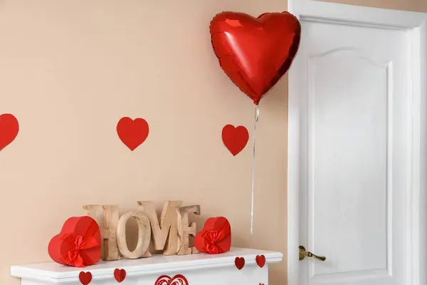 Mantelpiece Dekoracyjnym Słowem Home Serca Walentynki Uroczystości Pobliżu Beżowej Ściany — Zdjęcie stockowe