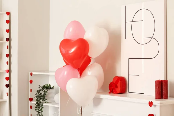 Mantelpiece Pudełkiem Prezentów Balonów Kształcie Serca Walentynki Uroczystości Salonie — Zdjęcie stockowe
