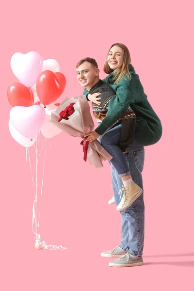 Schönes Paar Mit Blumenstrauß Und Herzförmigen Luftballons Auf Rosa Hintergrund — Stockfoto