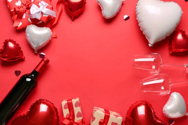 赤い背景にギフト用の箱とワインのボトルが付いている心臓形の空気風船から成っているフレーム バレンタインデーのお祝い — ストック写真