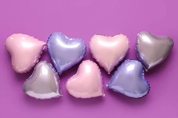 紫色の背景に心臓の形をした気球 バレンタインデーのお祝い — ストック写真
