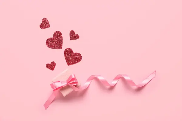 Подарункова Коробка Серця Рожевому Тлі Святкування Дня Святого Валентина — стокове фото