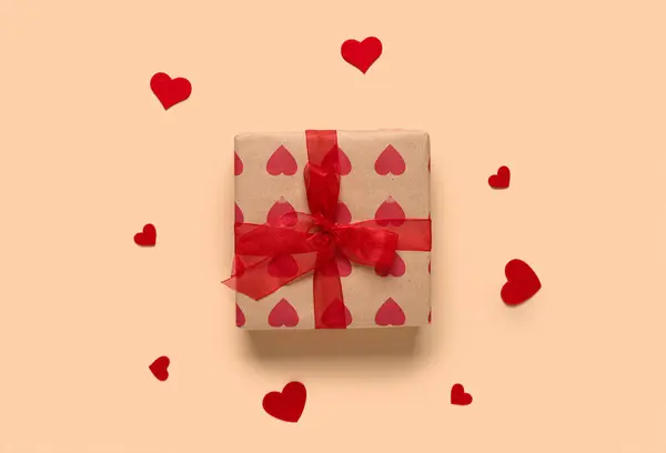 Κουτί Δώρου Και Καρδιές Μπεζ Φόντο Γιορτή Του Αγίου Βαλεντίνου — Φωτογραφία Αρχείου