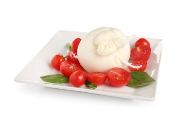 Beyaz arka planda lezzetli Burrata peyniri tabağı
