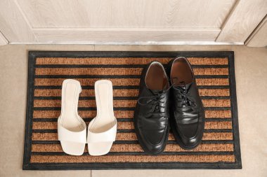 Koridorda ayakkabılı kapı paspası, üst manzara