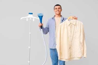 Arka planda vapuru olan genç bir adam.