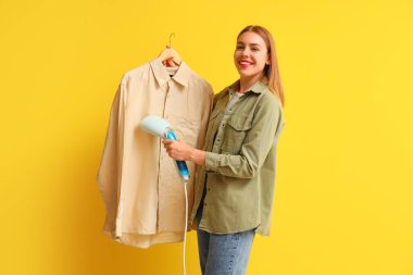 Sarı arka planda buharlı genç kadın gömleği