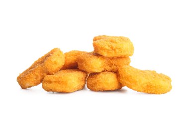 Beyaz arka planda lezzetli nuggetlar