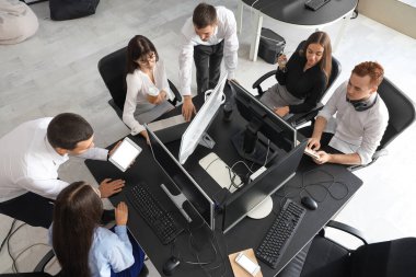 Ofiste çalışan genç programcılardan oluşan bir ekip.