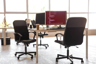 Masalı modern ofisin bulanık görünümü