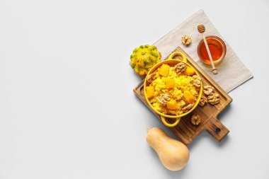 Gri arka planda balkabağı ve malzemelerle lezzetli darı lapası