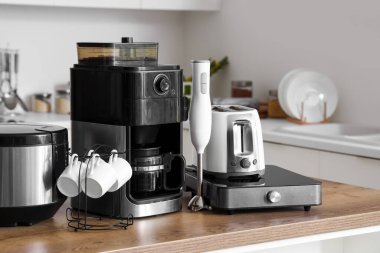 Çağdaş mutfaktaki ahşap masadaki aletler.