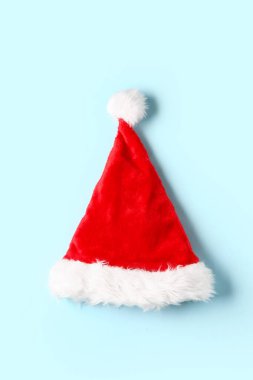 Mavi arkaplanda yeni yıl şapkası.
