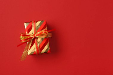 Kırmızı arka planda Noel hediyesi kutusu