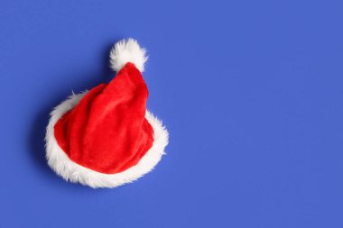 Mavi arka planda Noel Baba şapkası