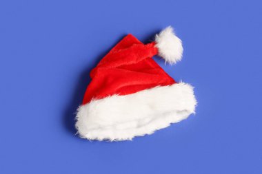 Mavi arka planda Noel Baba şapkası