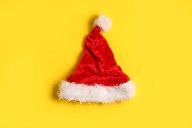 Sarı arka planda Noel Baba şapkası