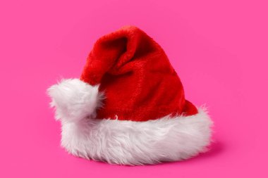 Pembe arka planda Noel Baba şapkası