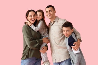 Pembe arka planda aileleri kucaklayan küçük çocuklar.