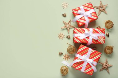 Noel hediye kutuları ve yeşil arka planda güzel dekorasyonlar.