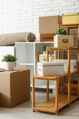 Taşındığı gün oturma odasında raf üniteleri olan karton kutular.
