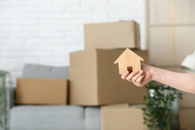 Odasında ahşap evi olan kadın taşınma gününde, yakın plan.
