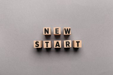 Gri arkaplan üzerinde yeni başlatılan metin küpleri