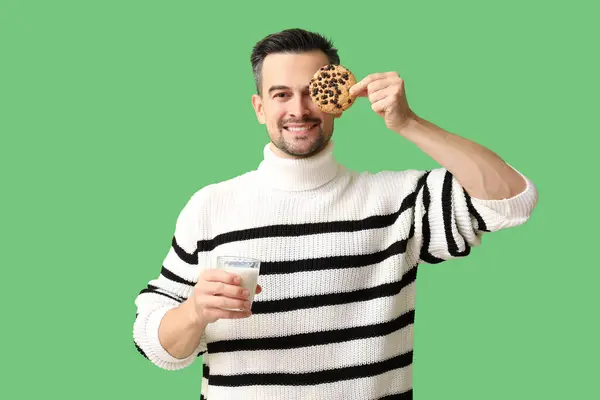 Lustiger Junger Mann Mit Leckerem Plätzchen Und Einem Glas Milch — Stockfoto