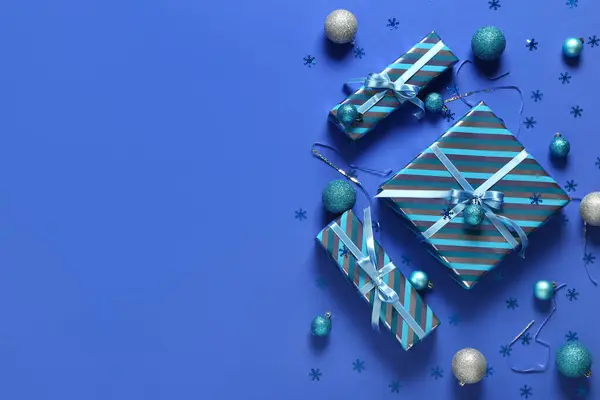 Рождественские Подарочные Коробки Шариками Конфетти Голубом Фоне — стоковое фото