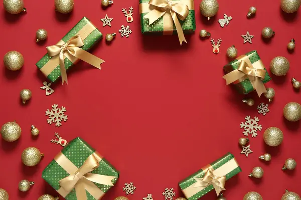 Quadro Feito Caixas Presente Com Decorações Natal Fundo Vermelho — Fotografia de Stock