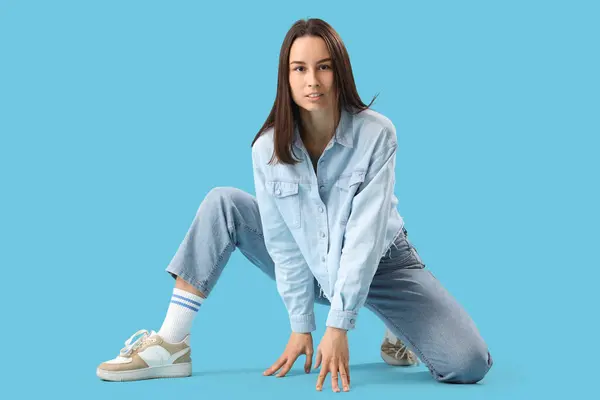 Stilvolle Junge Frau Jeanskleidung Auf Blauem Hintergrund — Stockfoto