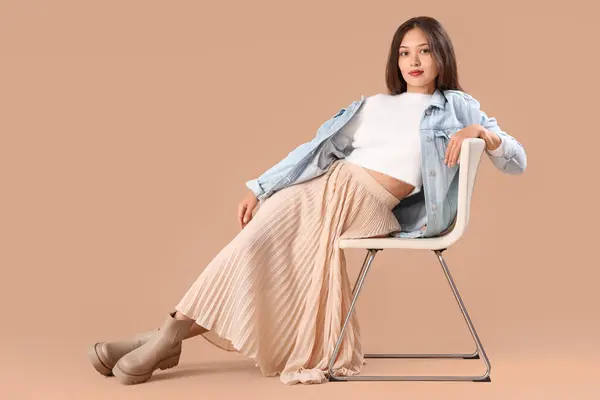 Jeune Femme Asiatique Vêtements Élégants Assis Dans Chaise Sur Fond — Photo