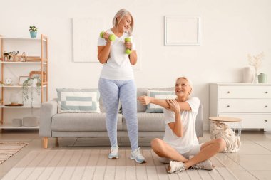 Evde dambıl eğitimi almış olgun bayan arkadaşlar.