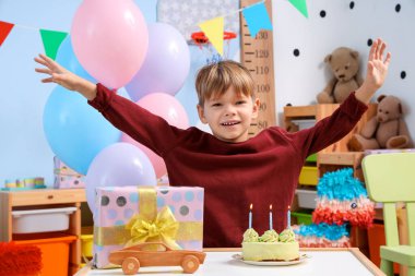 Evde doğum gününü kutlayan tatlı küçük bir çocuk.